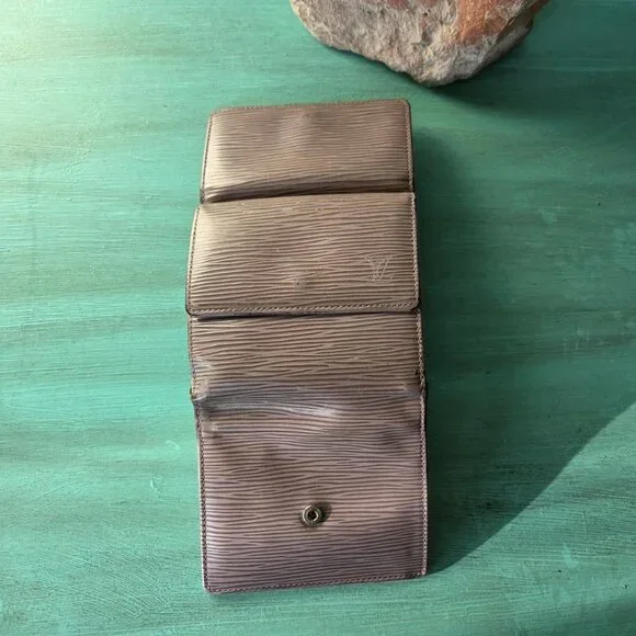 Louis Vuitton Epi compact🩶 - Picture 7 of 8